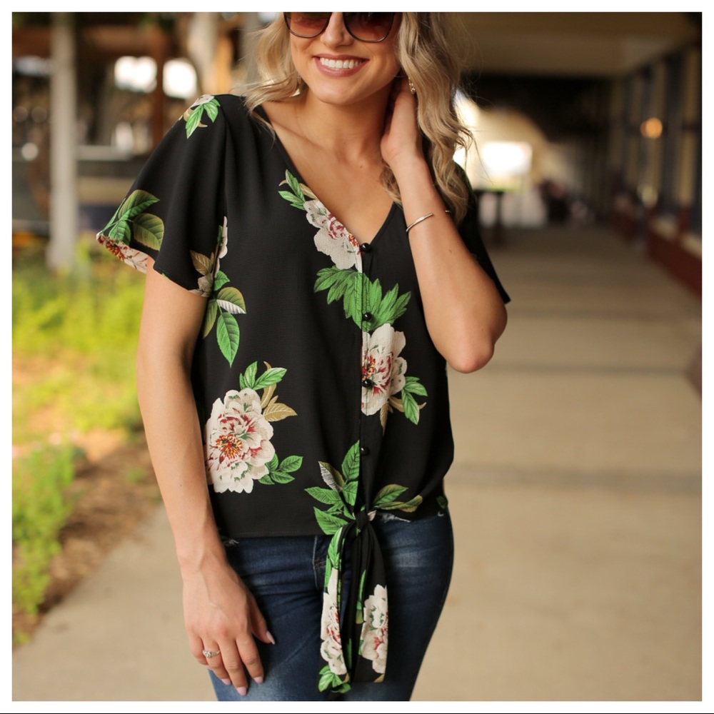 ✨LAST ONE✨Black Floral Tie Front Top - Picture 3 of 6
